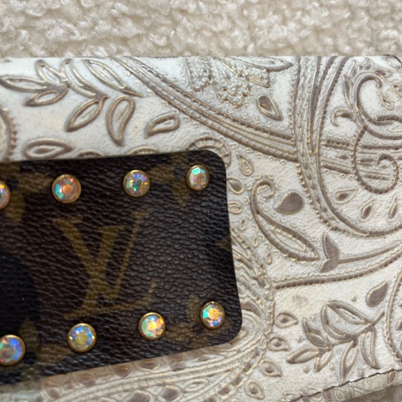 LV KEEP IT GYPSY DISTRESSED Embossed  LEATHER COWHIDE  PRINT CLUTCH NWT - Picture 4 of 8